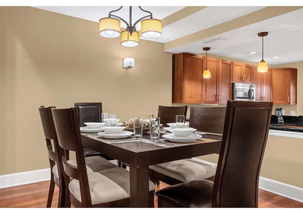 Cozy & Elegant 4Br Enchanted Townhouse - 1 Mile To Disney With Resort Pool, Gym, & Jacuzzi 올랜도 외부 사진